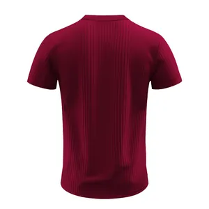 Rückansicht eines burgunderroten gerippten Herren-T-Shirts aus schnelltrocknendem Stoff