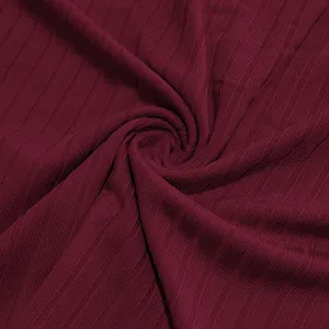 Nahaufnahme von atmungsaktivem burgunderfarbenem Rippenstoff für Herren-Henley-Shirts
