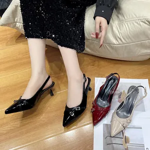 Eleganti scarpe slingback a punta con dettagli in fibbia in nero, rosso e beige