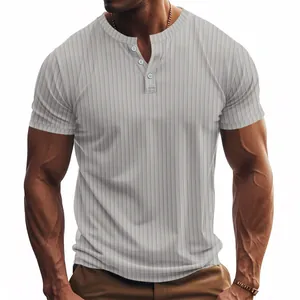 Nahaufnahme des gerippten Henley-Shirts für Herren mit Dreiknopfleiste