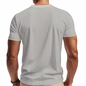 Detailansicht der Rückseite eines grauen, schnelltrocknenden Rippstrick-Kurzarmshirts für Herren