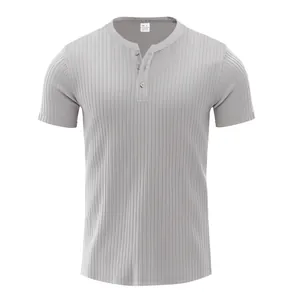 Detailansicht eines grauen kurzärmeligen Henley-Shirts mit klassischer Drei-Knopf-Leiste