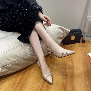 Eleganti scarpe slingback beige a punta con fibbia alla moda indossate dalla modella