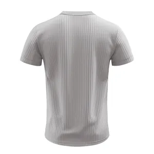 Rückansicht eines grauen, schnelltrocknenden, gerippten Herren-Kurzarm-T-Shirts mit Textur.