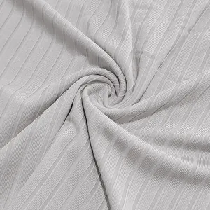 Nahaufnahme von atmungsaktivem hellgrauem Jacquard-Gewebe mit vertikaler Rippstruktur