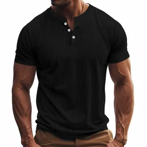 Detailaufnahme eines schwarzen Henley-Hemdes mit Rippenstruktur und Atmungsaktivität