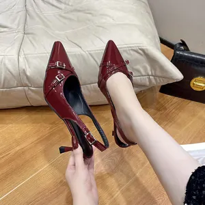 Vista dettagliata di eleganti scarpe a punta bordeaux slingback con fibbia sottile.