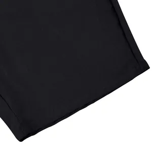 Detailansicht der atmungsaktiven schwarzen Leinenstoffstruktur und Saumnaht bei Herrenshorts.