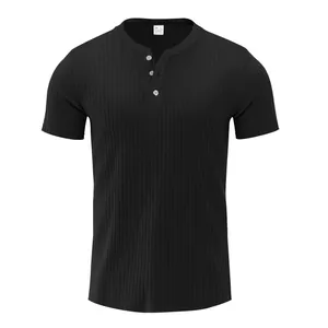 Detailansicht eines schwarzen gerippten Henley-Shirts mit Knöpfen und kurzen Ärmeln.