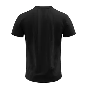 Rückansicht eines schnelltrocknenden schwarzen Herren-T-Shirts mit feiner Rippenstruktur.