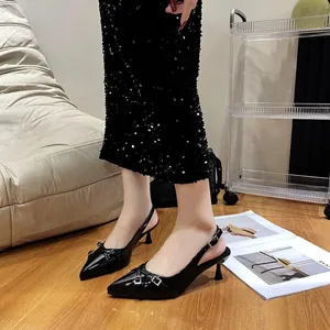 Eleganti décolleté slingback nere a punta con dettaglio fibbia per primavera