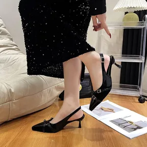Eleganti décolleté slingback nere a punta con dettaglio fibbia per moda femminile
