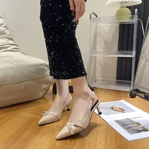 Eleganti scarpe slingback beige a punta con dettaglio fibbia decorativa da donna.