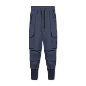 Vue détaillée du pantalon cargo de sport bleu marine avec cordon et poches utiles