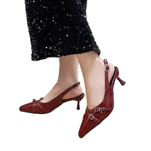 Eleganti décolleté slingback bordeaux a punta con tacco basso e fibbia da donna