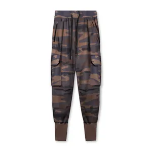 Vue détaillée du pantalon cargo de camouflage pour homme avec cordon de serrage.