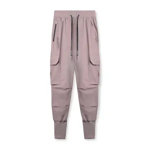Vue détaillée d'un jogging cargo rose poudré pour homme avec cordon et poignets