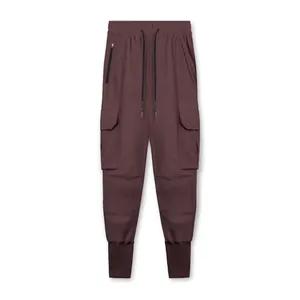 Vue détaillée d'un pantalon de sport bordeaux avec poches cargo et cordon de serrage