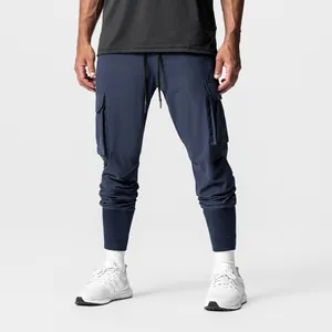 Vue détaillée du pantalon cargo bleu marine avec poignets côtelés et un cordon de serrage.