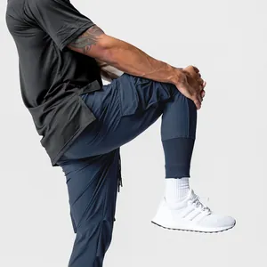 Détail du pantalon cargo de sport tissé bleu marine pour hommes avec chevilles ajustées