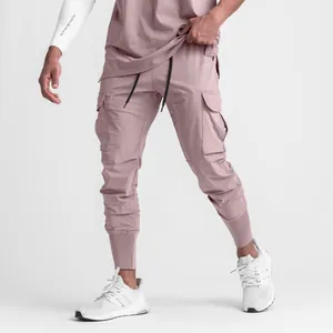 Vue détaillée du pantalon cargo de jogging tissé mauve pour homme avec cordon de serrage.