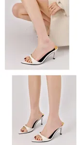 Eleganti sandali a spillo in vernice bianca con punta affusolata e cinturino sottile.