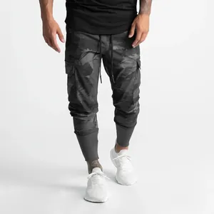 Gros plan sur un jogging cargo pour homme avec motif camouflage et cordon de serrage