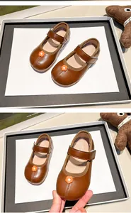 Vista detallada de zapatos Mary Jane de cuero marrón para niña con adorno de flor dulce