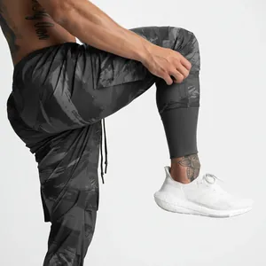 Vue détaillée du pantalon de jogging cargo camouflage pour homme avec poignets côtelés