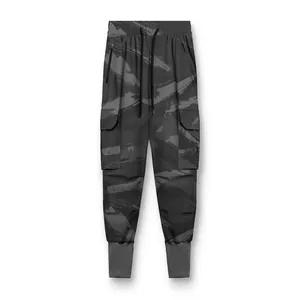 Vue détaillée de face d'un pantalon cargo jogger camouflage noir pour hommes sport