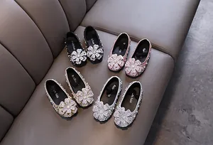 Detail von eleganten Prinzessinnenschuhen für Mädchen mit glitzernder Strassblume