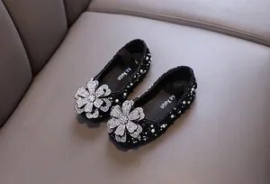 Detailansicht von schwarzen Prinzessinnen-Schuhen für Mädchen mit Strassblume und Perlen