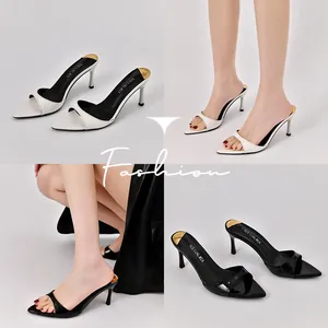 Eleganti sabot da donna in vernice a punta con tacco a spillo in bianco e nero.