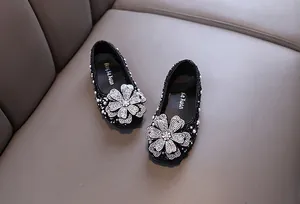 Funkelnde schwarze Prinzessinnenschuhe für Mädchen mit großen Strassblumen und Perlen