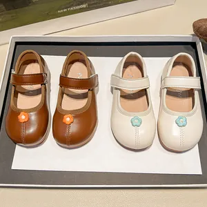 Zapatos Mary Jane dulces para niñas con suelas blandas y detalles de flores bordadas
