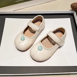 Dulces zapatos de cuero crema Mary Jane para niña con flor azul y suela blanda