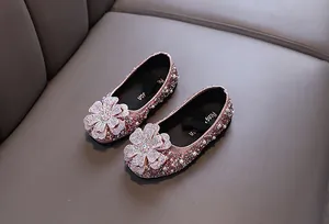 Nahaufnahme von rosa Prinzessinnenschuhen für Mädchen mit Strass und Perlen