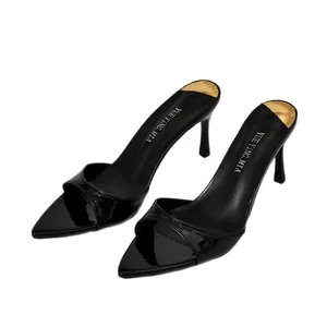 Eleganti sabot in pelle verniciata nera a punta con tacco a spillo per donne estate