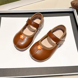 Zapatos Mary Jane clásicos marrones para niñas con bonitos detalles de flores y suelas blandas