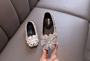 Nahaufnahme funkelnder Mädchen-Prinzessin-Schuhe mit großer Strassblume