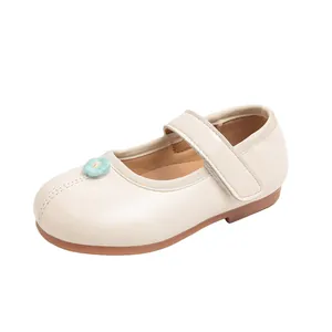 Zapatos Mary Jane beige de cuero para niñas con suela blanda y decoración de flores