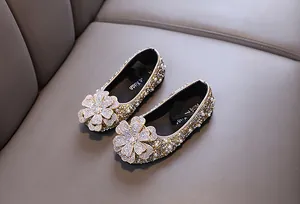 Detailansicht von Mädchen-Prinzessinnenschuhen mit Strasssteinen und Blumendekor