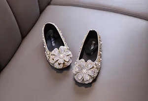 Detailansicht der luxuriösen Strassblume und Perlen auf Mädchen Prinzessin Schuhen
