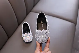 Detailaufnahme von funkelnden Prinzessinnenschuhen für Mädchen mit silbernen Strasssteinen