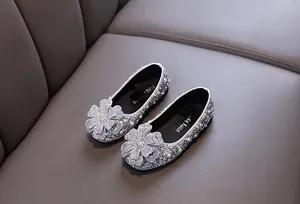 Detailansicht funkelnder silberner Glitzer-Prinzessin-Schuhe für Mädchen mit Perlenblumen.