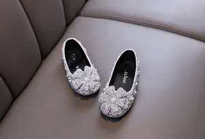 Detailansicht funkelnder silberner Prinzessinnenschuhe für Mädchen mit großer Blume