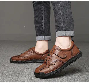 Primer plano de zapatos casuales de cuero marrón cosidos a mano con velcro para