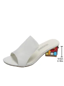 Detailansicht der weißen Pantolette mit Krokoprägung und 5,5 cm buntem Edelstein-Blockabsatz