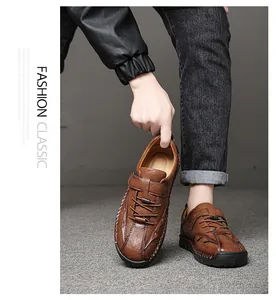 Vista detallada de mocasines de cuero marrón y zapatos de conducir para hombre