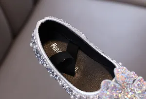 Detailansicht der silbernen Mädchen-Prinzessin-Schuhe mit glitzernden Strasssteinen und Perlen